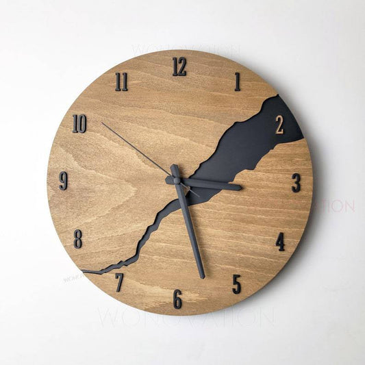 Avelena | RusticEdge – Einzigartige Wanduhr mit rissiger Holzoberfläche und rustikaler Eleganz