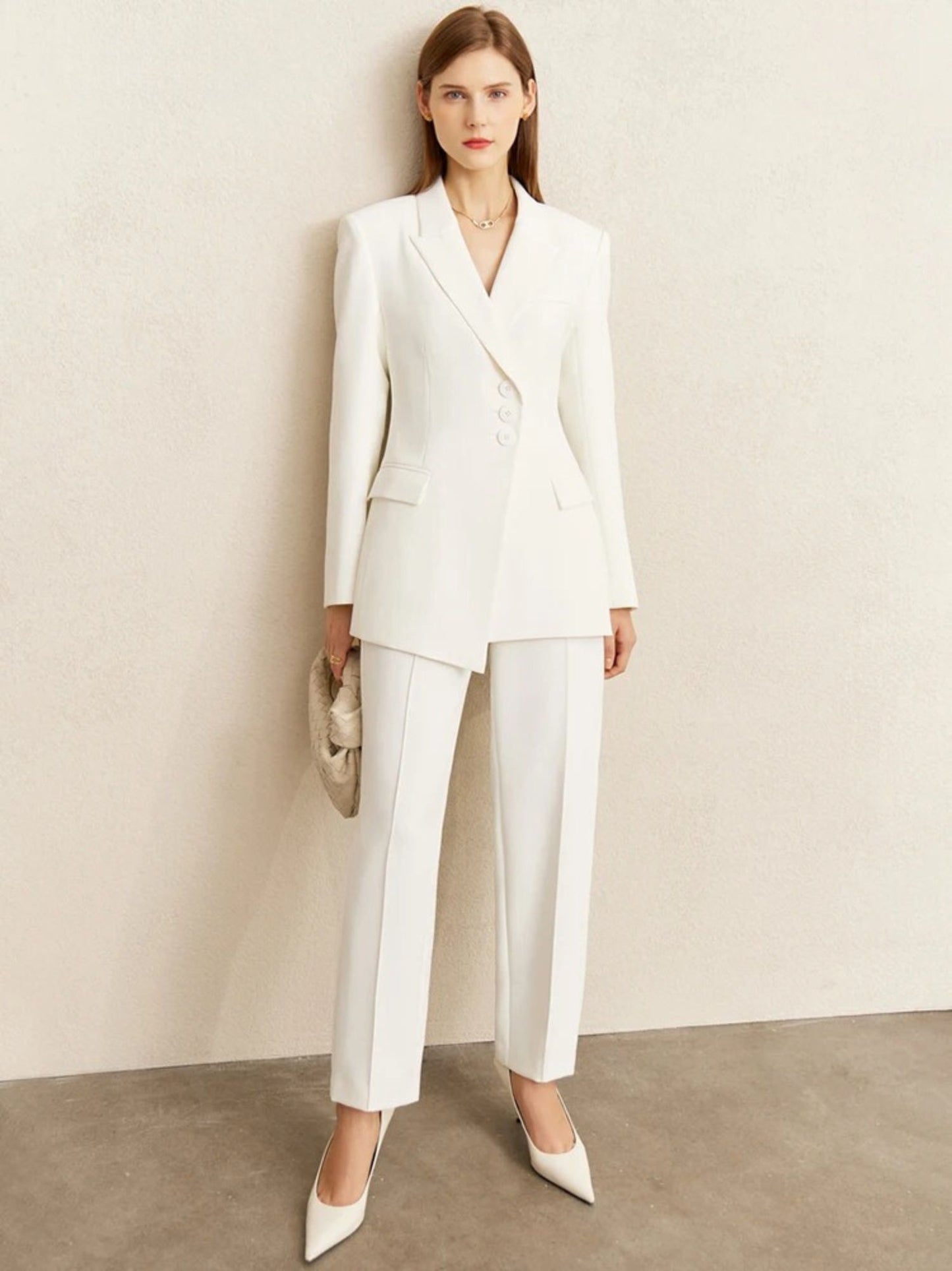 Minimalistischer Blazer und Hochgeschnittene Tapered-Hose im Set