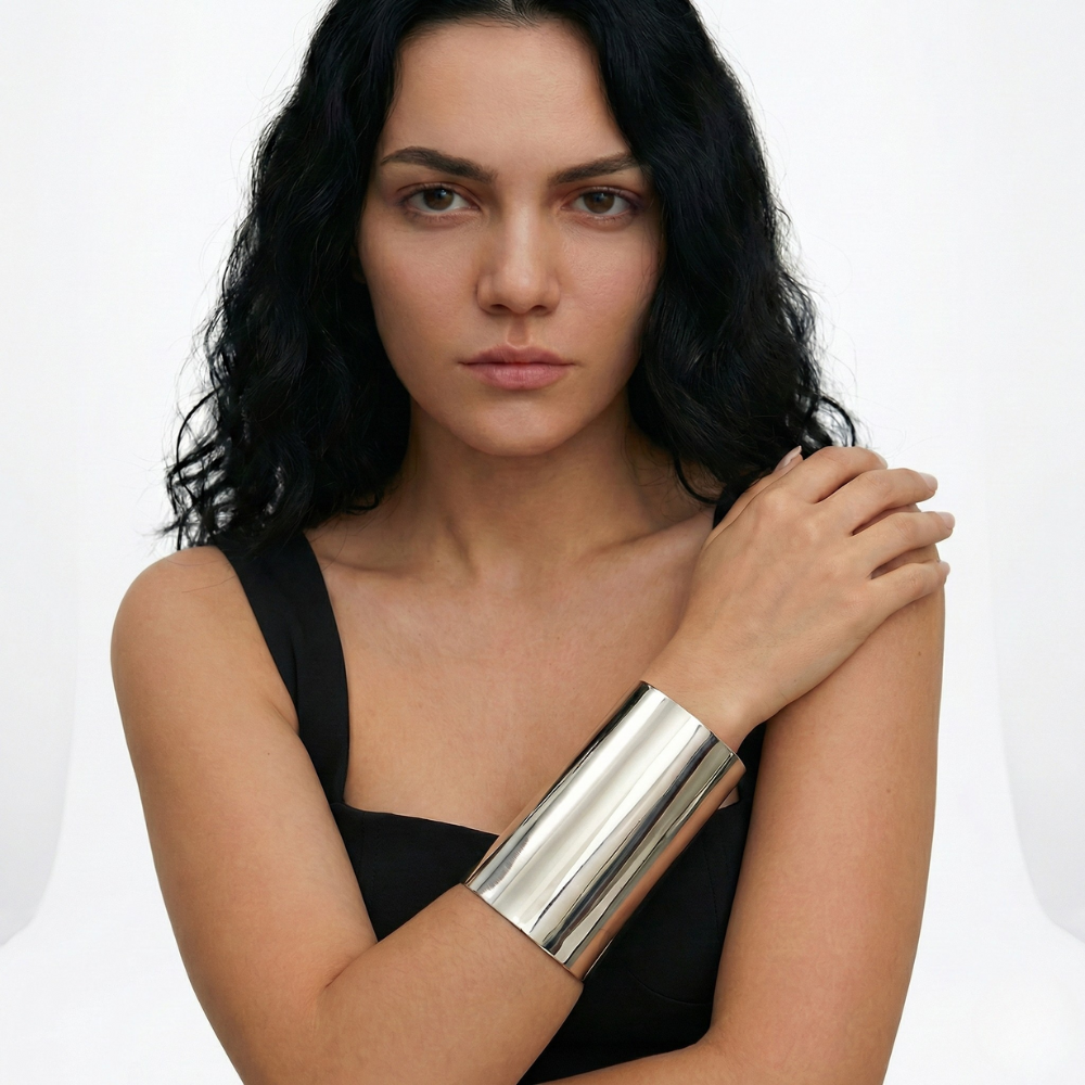 Damen Breiter Offener Armreif in Glänzender Metalloptik | Shop Nory