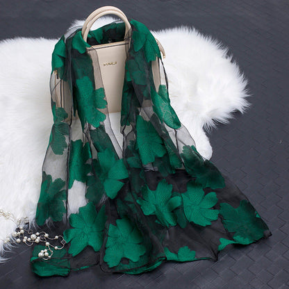 Avelena | Seidenschal mit Schnittblumen hohlem Motiv