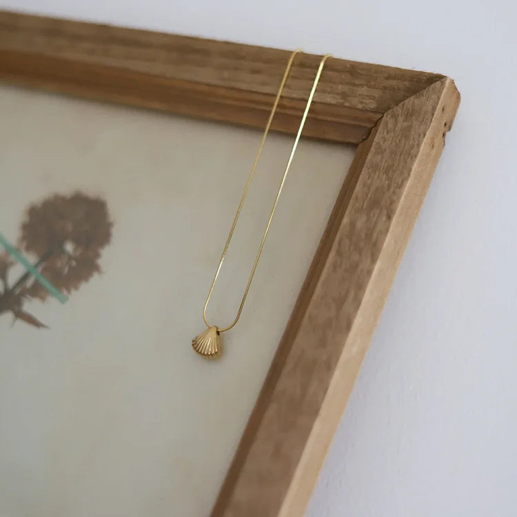 Avelena | Gold Saint James Shell Flower Necklace Lilac