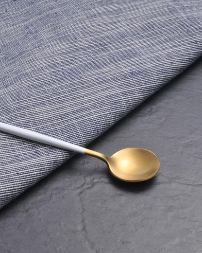 Avelena– Luxus Besteckset mit goldenen Akzenten & mattschwarzen Griffen