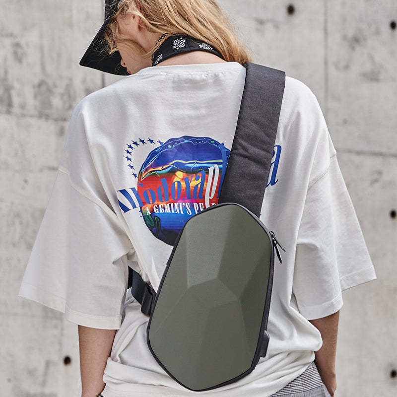 Avelena | Diebstahlschutz, Wasserdicht, Antikollisions-Brusttasche, mit geometrischer 3D-Schale, seitlichem USB-Anschluss, hochwertigem Schutz, mehrlagiger Partition-Speicher, für Reisen, Ausflüge, Einkaufen und mehr