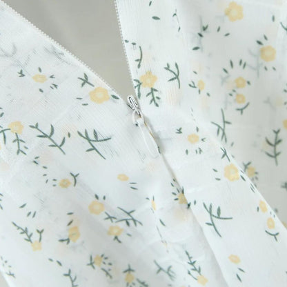Avelena | Verspieltes Minikleid mit Ösenstickerei