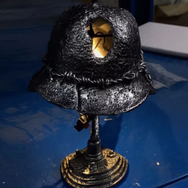 Avelena | AntiqueLume | Vintage Stahlhelm Tischlampe – Zeitlose historische Wohnkultur