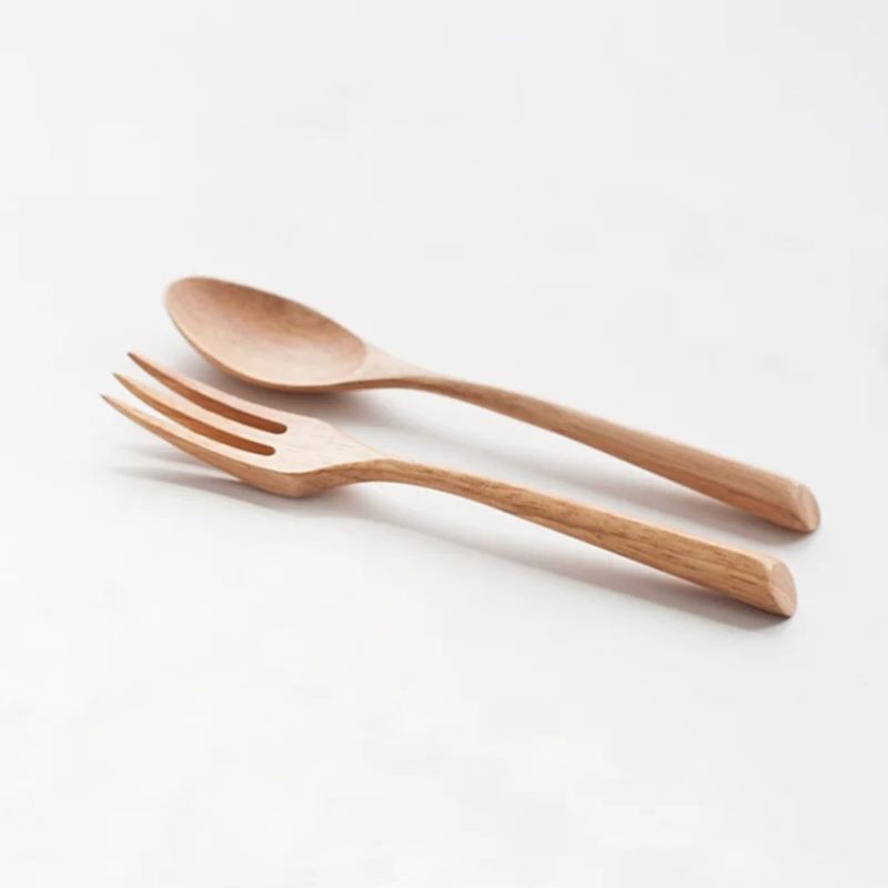 Drei Holzbesteck-Sets (je Löffel und Gabel) auf weißem Hintergrund.