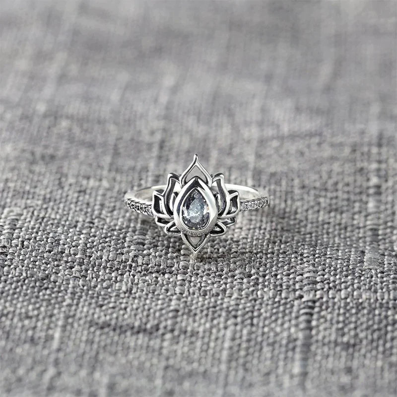 Avelena | Zierlicher Lotus-Ring