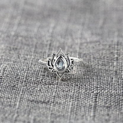 Avelena | Zierlicher Lotus-Ring