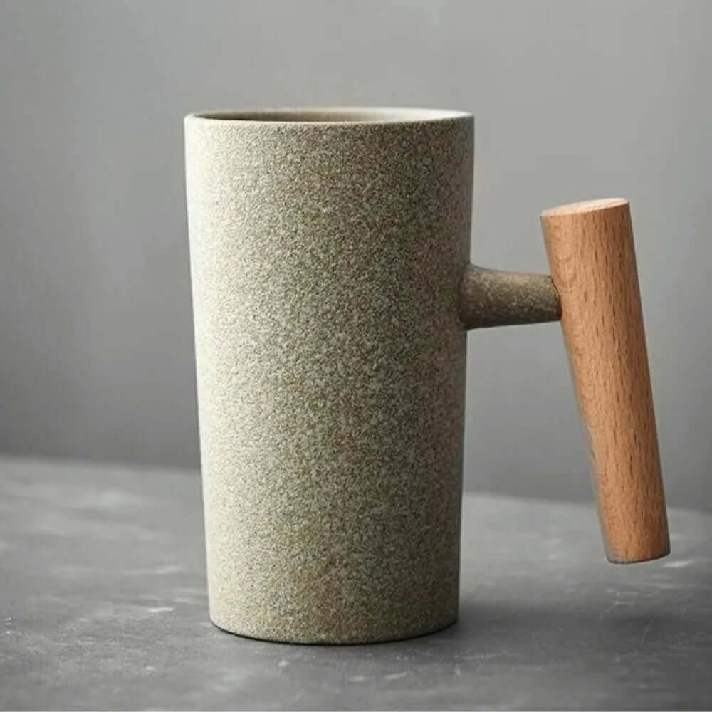 Avelena | Skandinavische Keramiktasse mit Holzgriff
