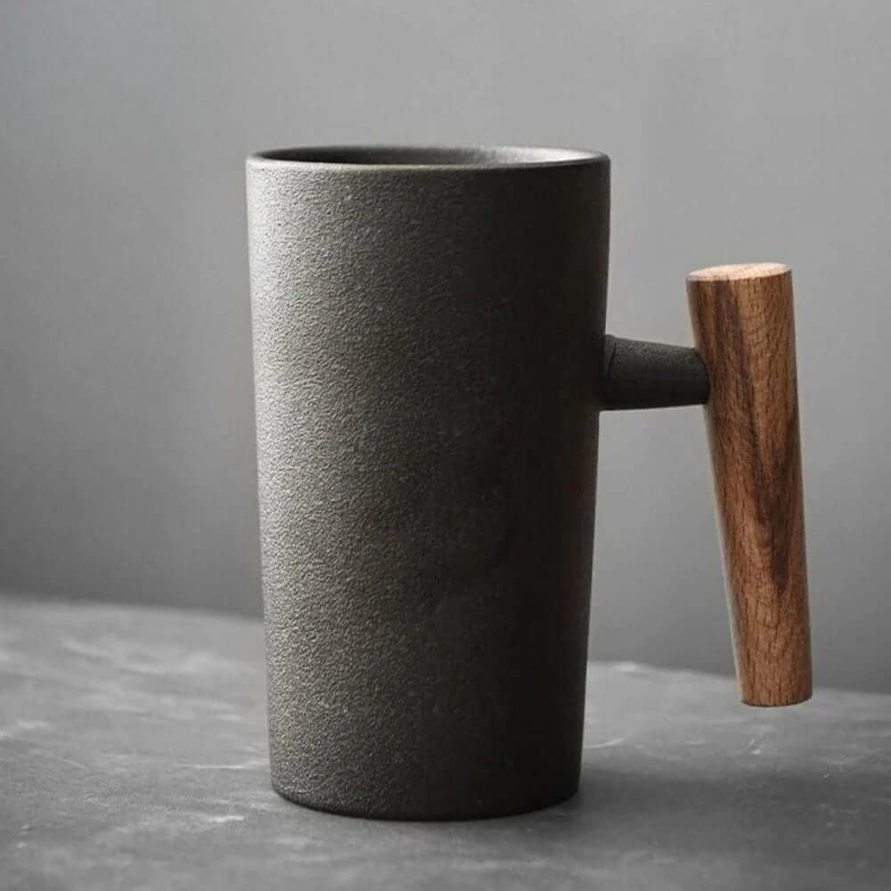 Avelena | Skandinavische Keramiktasse mit Holzgriff