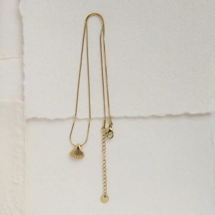 Avelena | Gold Saint James Shell Flower Necklace Lilac