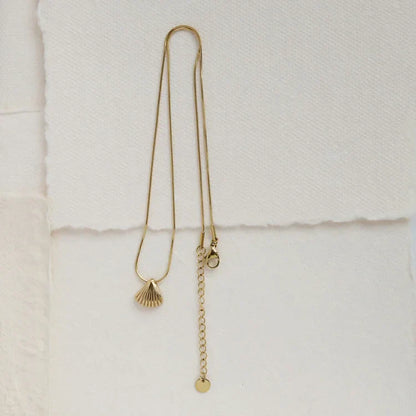 Avelena | Gold Saint James Shell Flower Necklace Lilac