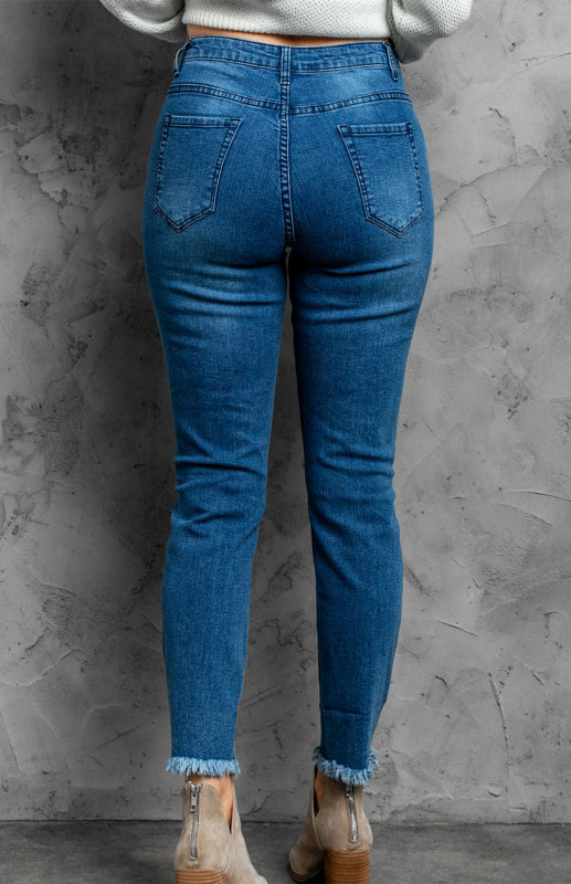 Klassische, verwaschene Slim-Fit-Jeans mit mittlerer Leibhöhe und Rissen