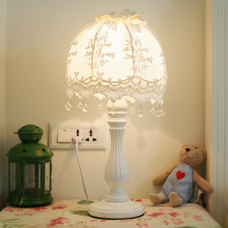 Avelena | Pastoral Dome Nachtischlampe Stoff 1 Licht Mädchen Schlafzimmer Nachtisch Licht In Weiß mit Spitzen Dekor