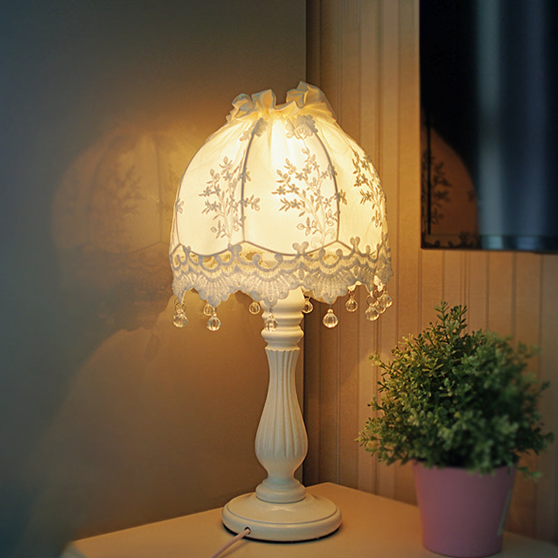 Avelena | Pastoral Dome Nachtischlampe Stoff 1 Licht Mädchen Schlafzimmer Nachtisch Licht In Weiß mit Spitzen Dekor