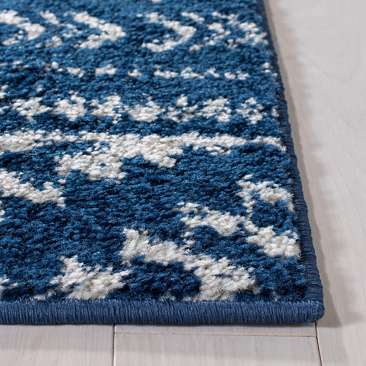 Avelena | Safavieh Tulum Kollektion Tul272N Marokkanisches Boho Tribal Nicht-Fusselnd Wohn- Schlafzimmer Teppich, 5' X 5' Quadrat, Marineblau / Elfenbein