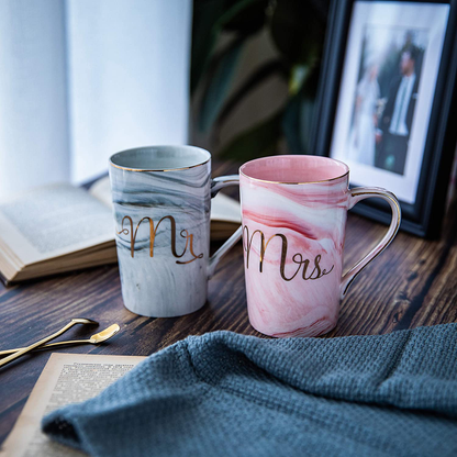 Avelena | Jumway Mr und Mrs Kaffeetassen - Hochzeitsgeschenke für Braut und Bräutigam - Geschenke für Brautparty Verlobung Hochzeit und Geschenke für Paar Jubiläum - Keramik-Marmortassen 14 Oz Pink