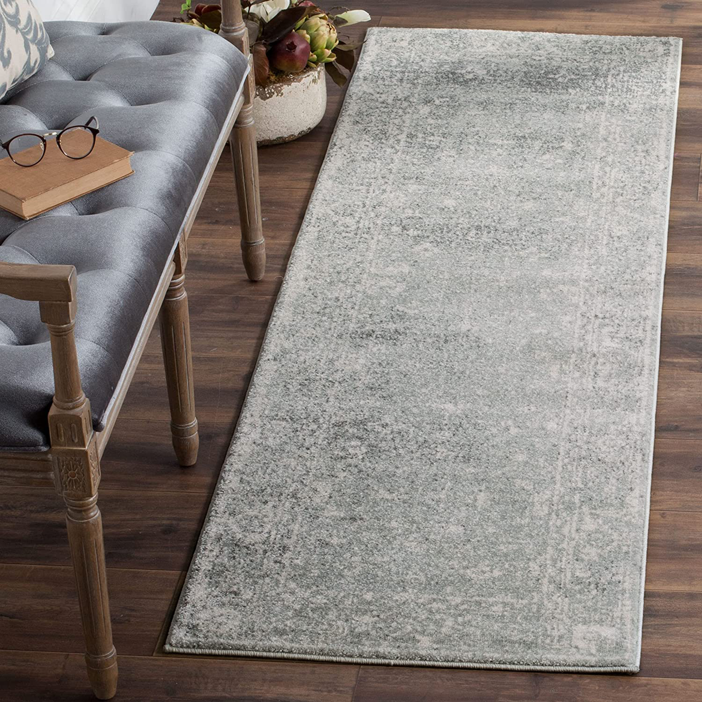 Avelena | Safavieh Evoke Collection EVK270Z Shabby Chic Distressed Non-Shedding Stain Resistant Living Room Bedroom Runner, 2'2" x 9', Silber / Elfenbein