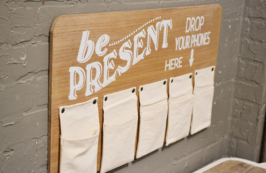 Avelena | Be Present Pocket Holz Telefonständer