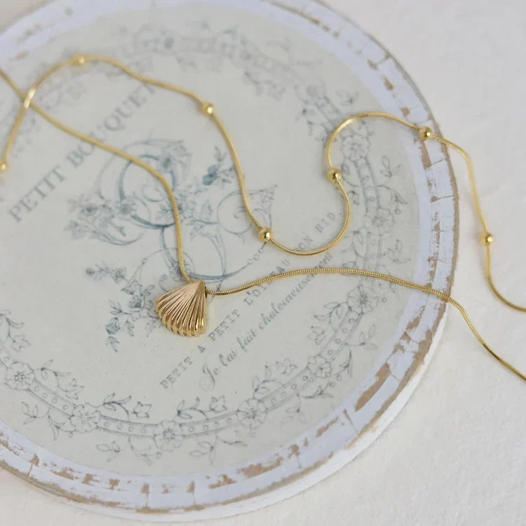 Avelena | Gold Saint James Shell Flower Necklace Lilac