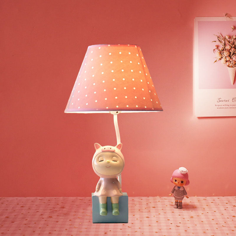 Avelena | Spot Cone Shade Fabric Table Lamp Kids 1-Light Weiß/Rot Nachttisch Licht mit Schwein/Hase Basis