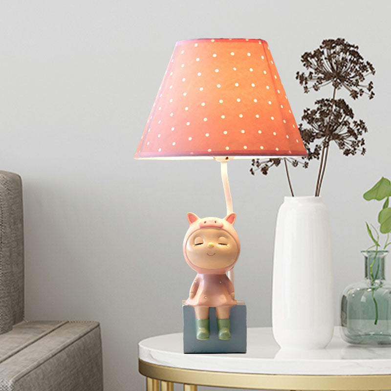 Avelena | Spot Cone Shade Fabric Table Lamp Kids 1-Light Weiß/Rot Nachttisch Licht mit Schwein/Hase Basis