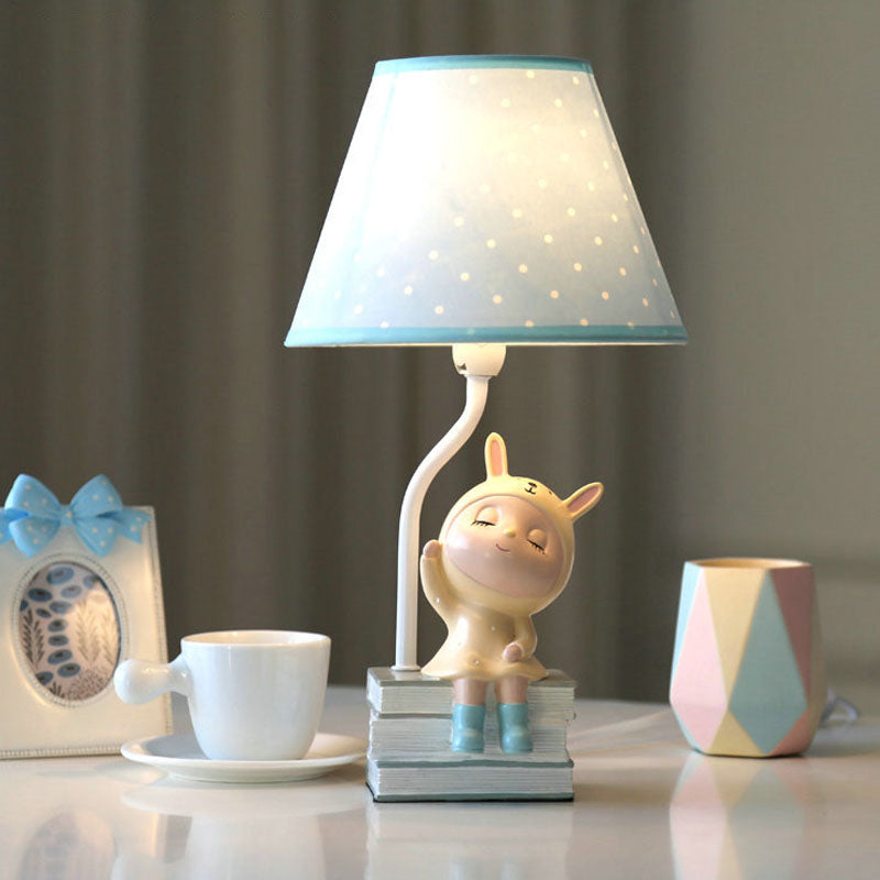 Avelena | Spot Cone Shade Fabric Table Lamp Kids 1-Light Weiß/Rot Nachttisch Licht mit Schwein/Hase Basis
