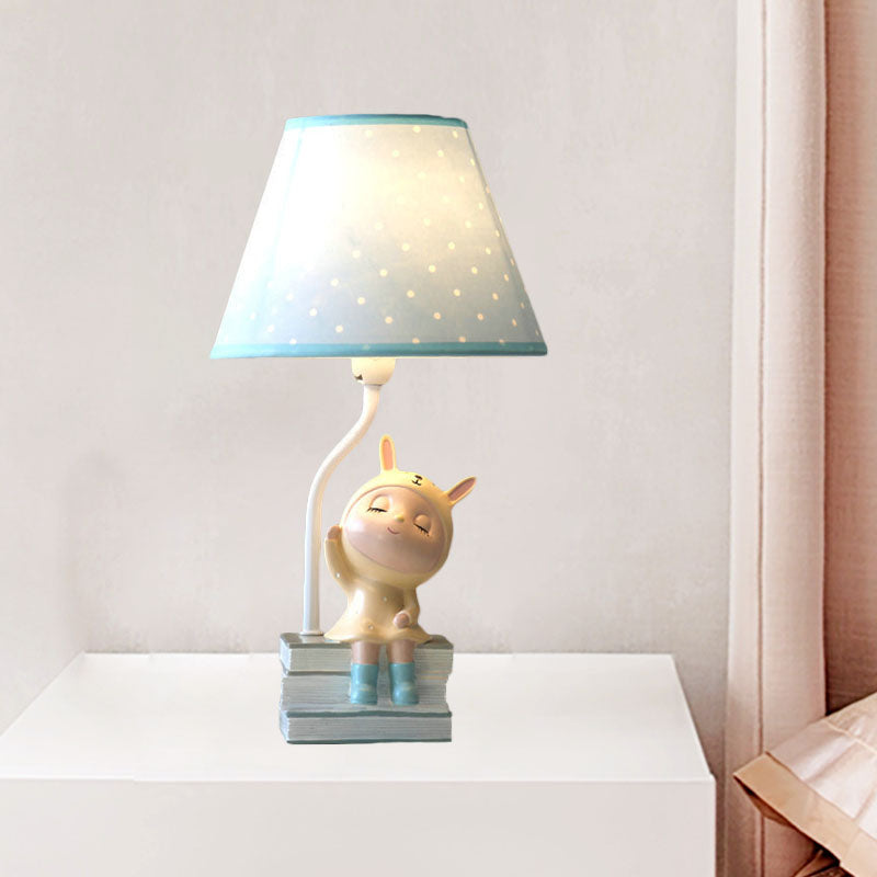 Avelena | Spot Cone Shade Fabric Table Lamp Kids 1-Light Weiß/Rot Nachttisch Licht mit Schwein/Hase Basis