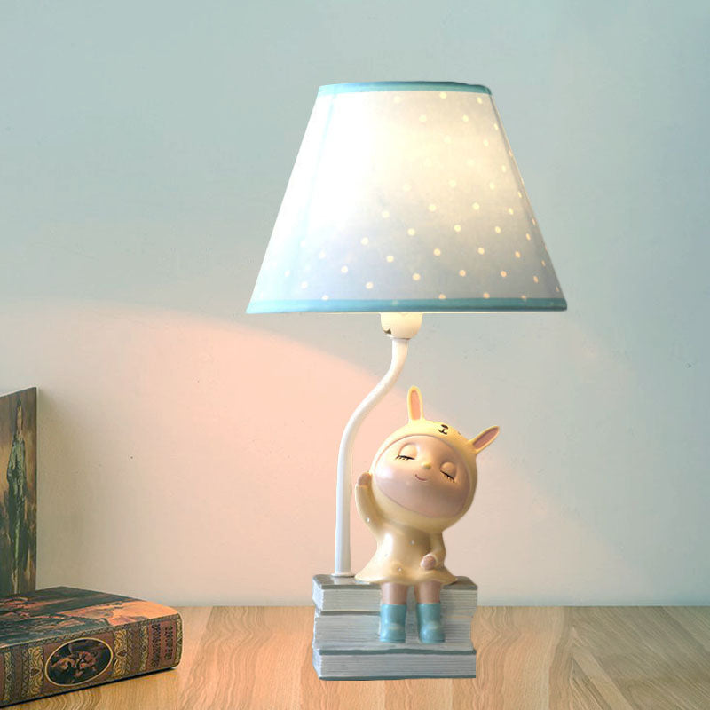 Avelena | Spot Cone Shade Fabric Table Lamp Kids 1-Light Weiß/Rot Nachttisch Licht mit Schwein/Hase Basis