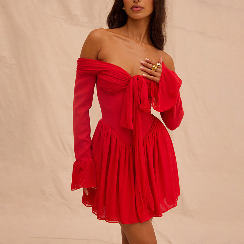 Rotes, schulterfreies, ausgestelltes Kleid