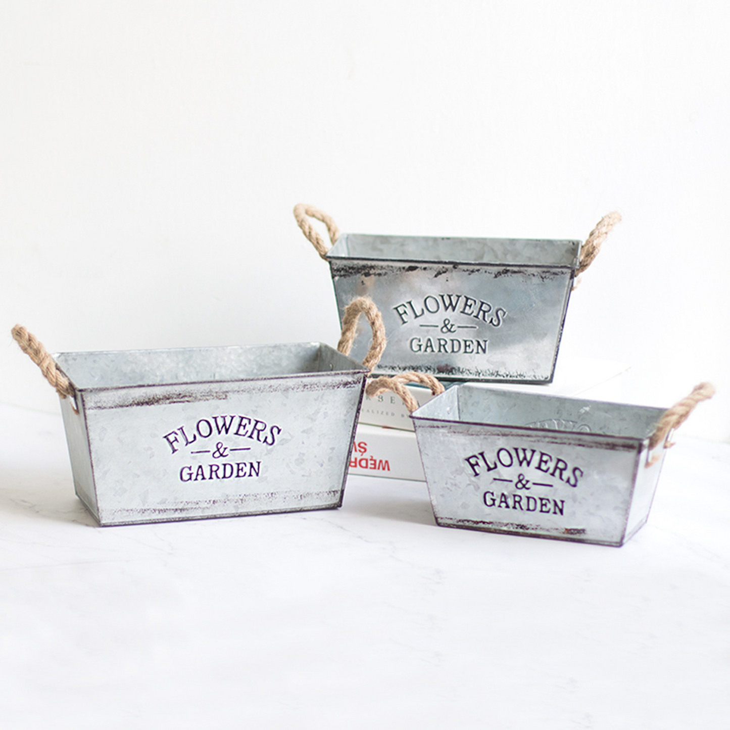 Avelena | Dekorativer Blumen- und Gartenbehälter aus Metall mit Hanfseilgriffen
