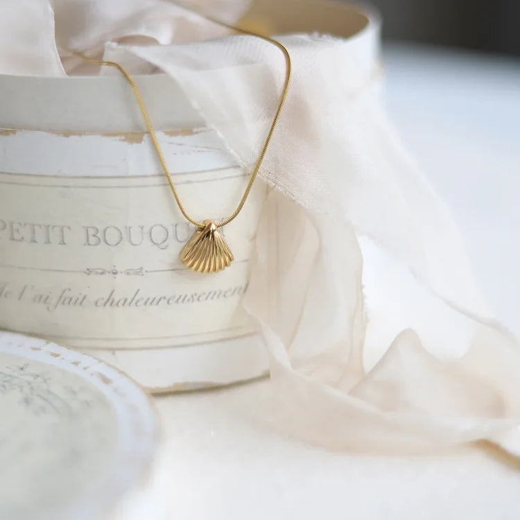 Avelena | Gold Saint James Shell Flower Necklace Lilac