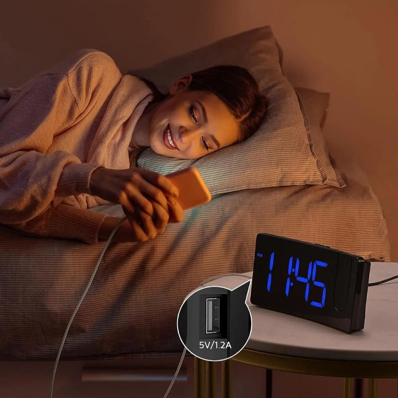 Avelena | Projektor Wecker Mit 180° Rotierbarem Projektor, 3-Stufen Helligkeit, Progressiver Lautstärke & Usb Ladegerät