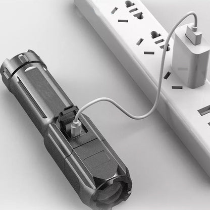 Avelena | Tragbare Taschenlampe mit starker Lichtfokussierung