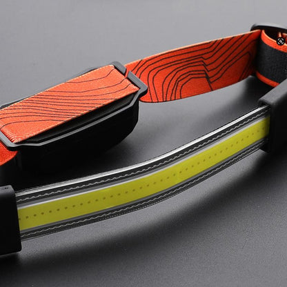 Avelena | Scheinwerfer mit roten Warnleuchten bei Nacht