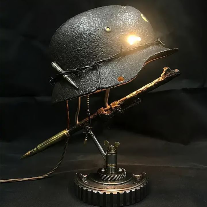 Avelena | AntiqueLume | Vintage Stahlhelm Tischlampe – Zeitlose historische Wohnkultur
