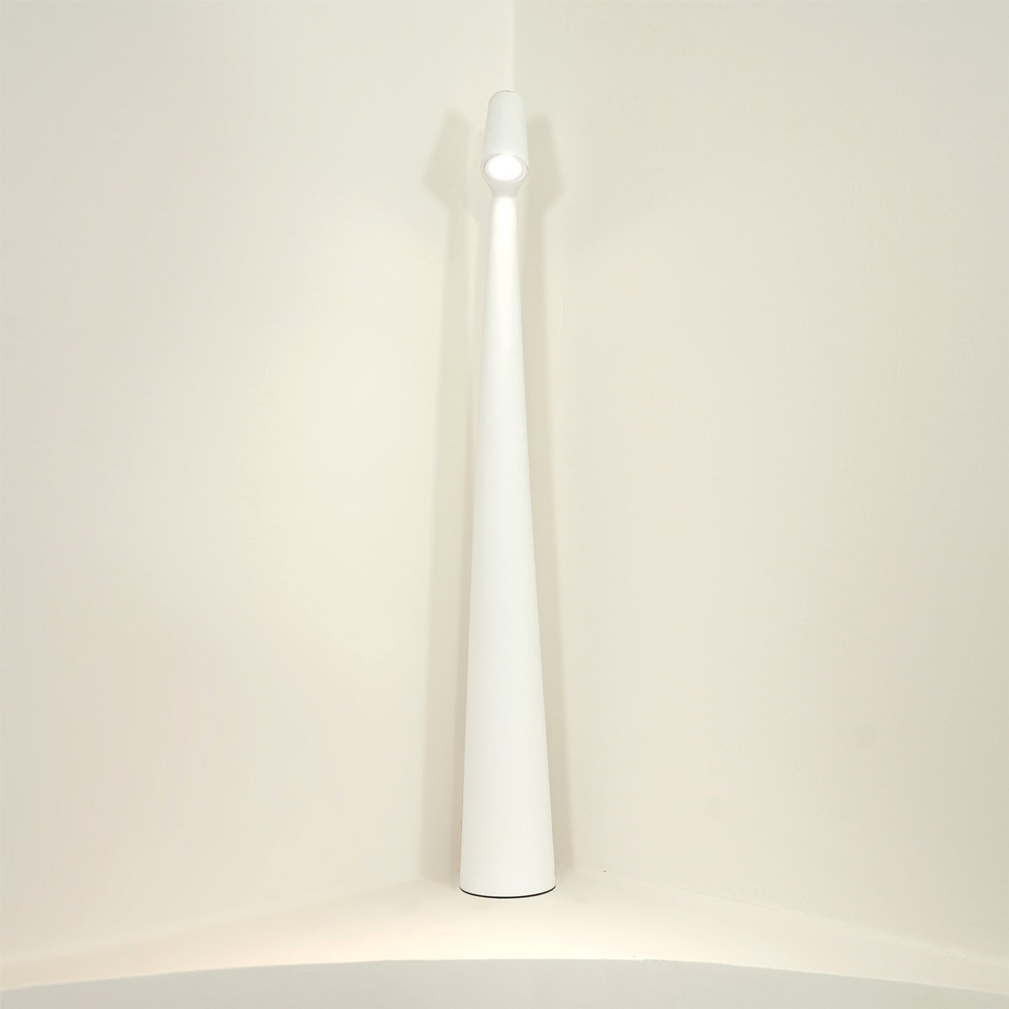 Avelena | EcoLight – Energieeffiziente wiederaufladbare Schreibtischlampe