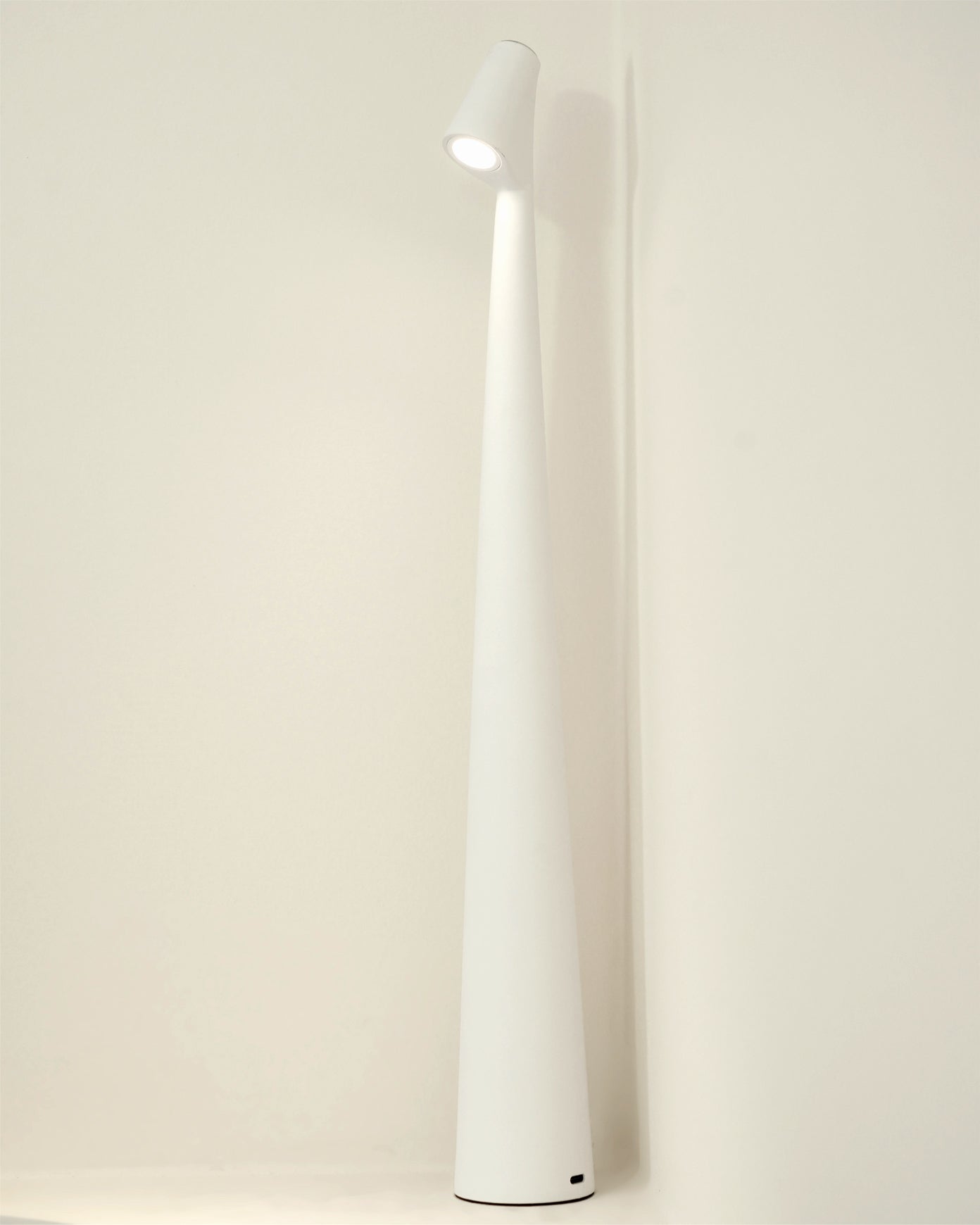 Avelena | EcoLight – Energieeffiziente wiederaufladbare Schreibtischlampe