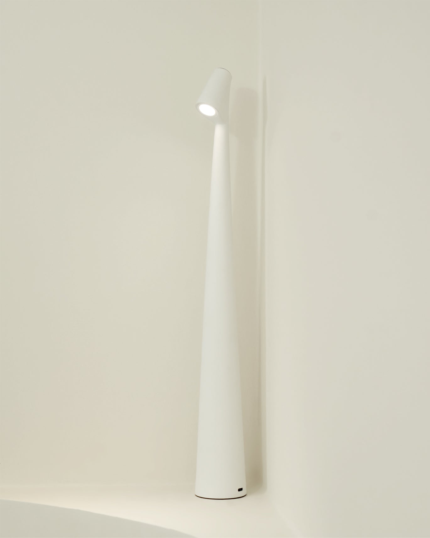 Avelena | EcoLight – Energieeffiziente wiederaufladbare Schreibtischlampe