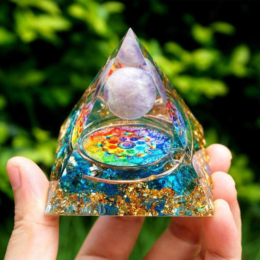 Avelena | Amethyst-Kristallkugel mit blauer Quarz-Orgon-Pyramide