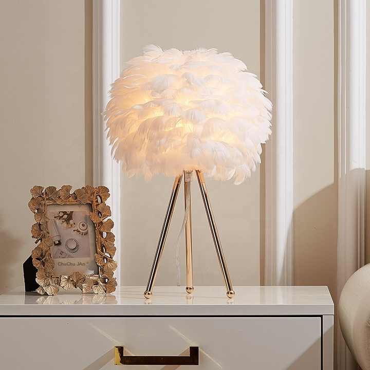 Avelena | Blossom Tischlampe – Elegantes Feder-Design mit dimmbarem Licht