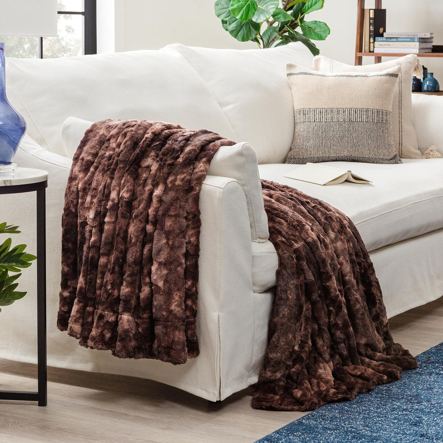 Avelena | Wendbares Oversized Wolf Faux-Fur-Wurfdecke
