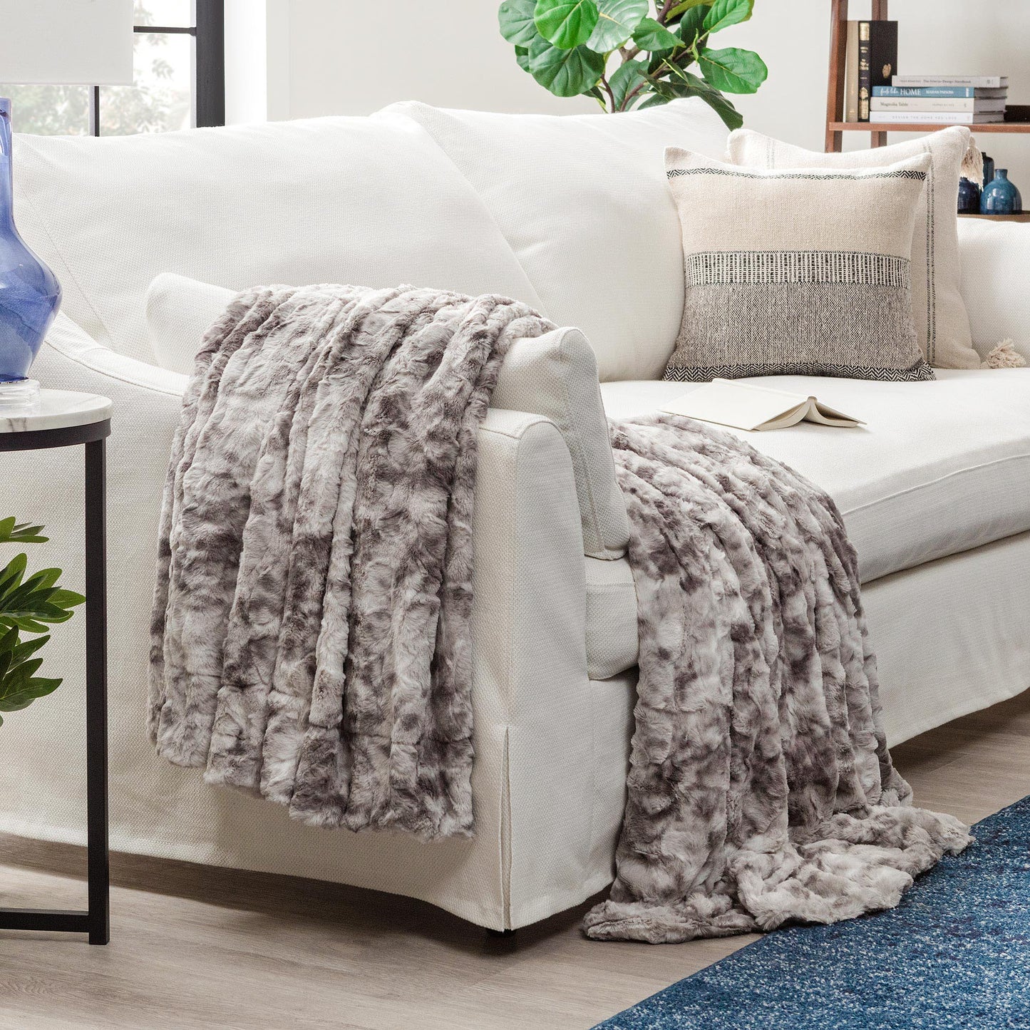 Avelena | Wendbares Oversized Wolf Faux-Fur-Wurfdecke