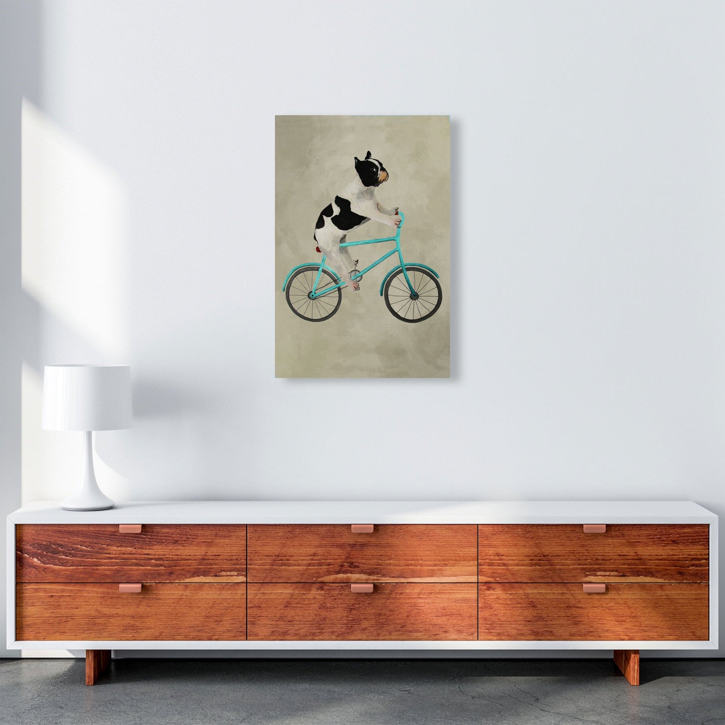 Avelena | Bulldog auf Fahrrad Kunstdruck