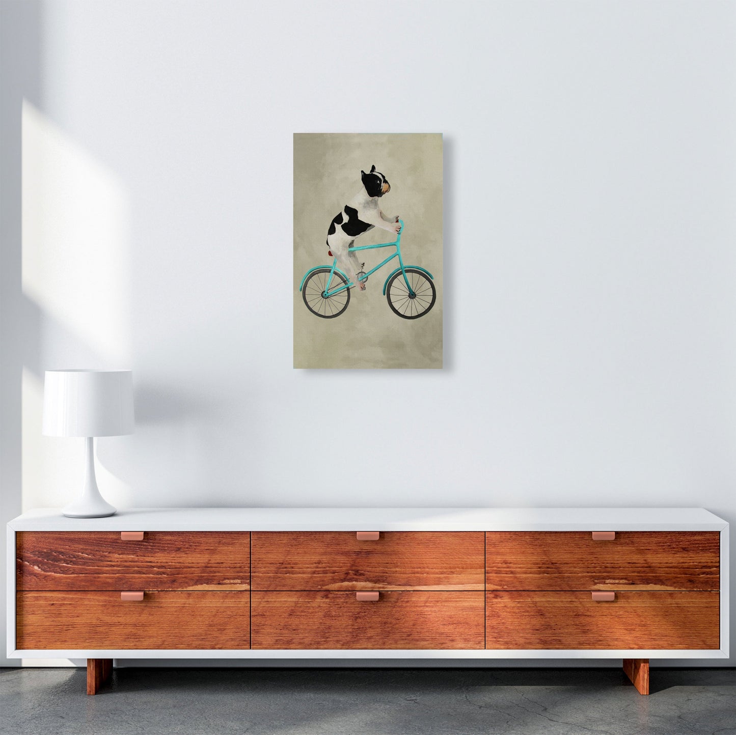 Avelena | Bulldog auf Fahrrad Kunstdruck