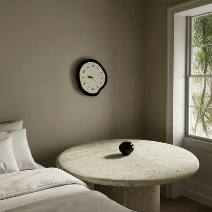 Avelena | Zeitgenössische abstrakte Wanduhr mit schlankem Acrylfinish