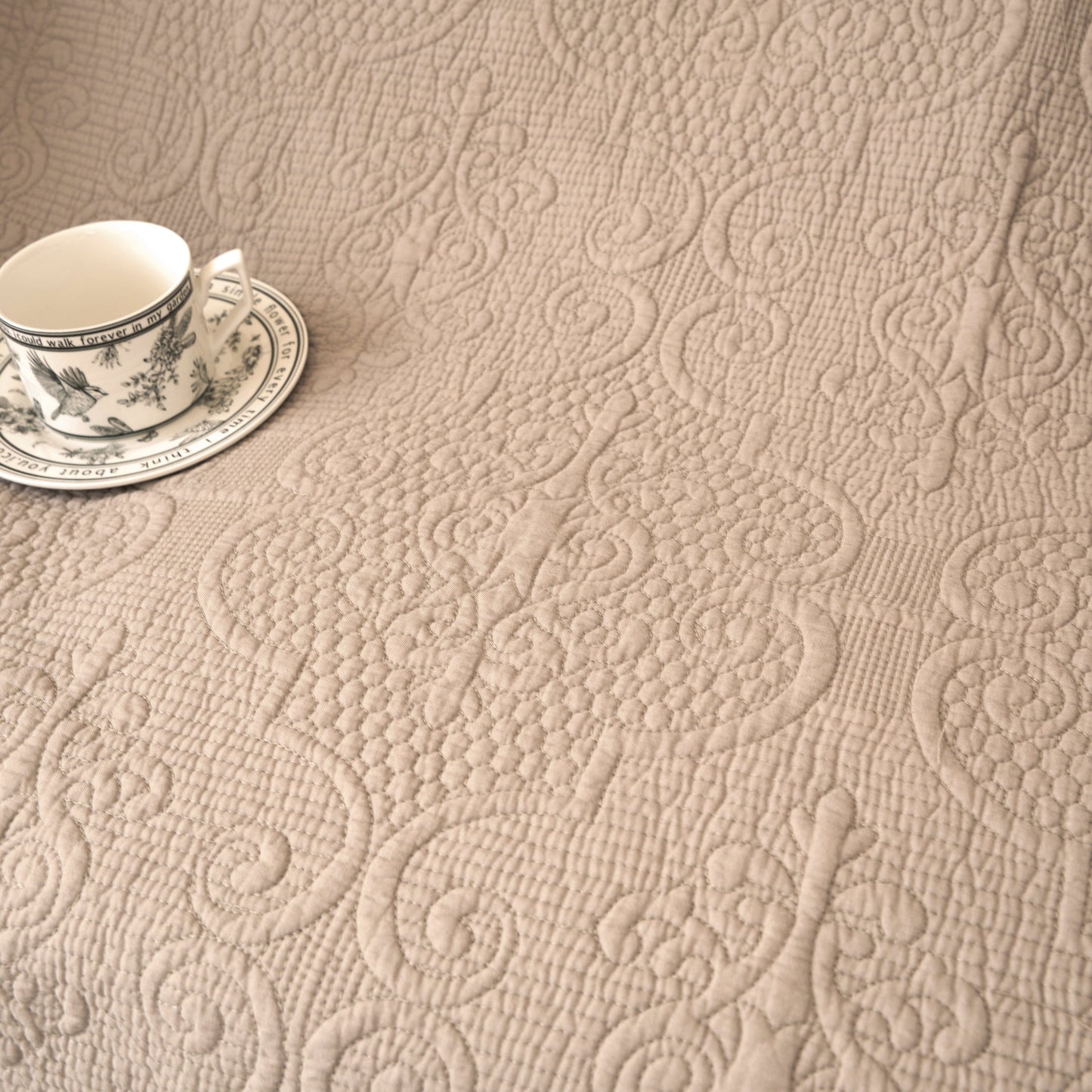 Avelena | Elegante Fransende Baumwoll-Steppdecke Luxuriöses Einfarbiges Weiches Paisleymuster, Gemütliche Leichte Decke, Perfekt Für Couch Oder Bett, Neutrales Sandiges Taupe Tan Beige, 50X60 Zoll