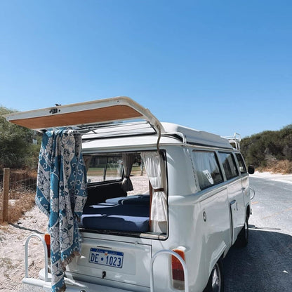 Avelena | Blauer Gänseblümchen Blüte Boho Reise Outdoor Decke