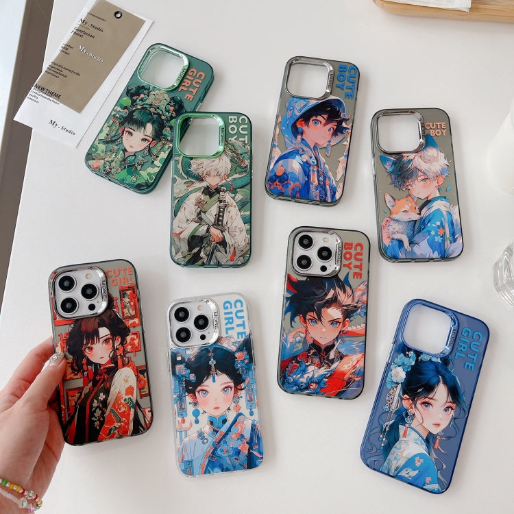 Avelena | iPhone 14 Chinesischer Antiker Stil Elektroplattierter Objektivring PC Hybrid TPU Telefonhülle - Blauer Buchstabe Junge