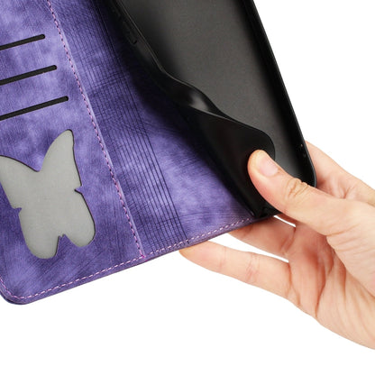 Avelena | iPhone 14 Schmetterlingskatze Prägung Flip Leder Handyhülle - Lila